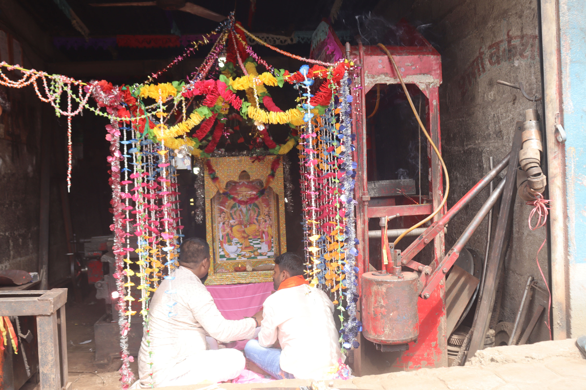 मनाइयो वास्तु दिवस, गरियो विश्वकर्मा पूजा